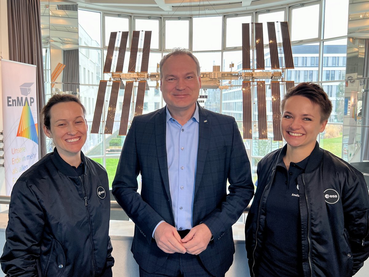 Deutsche Raumfahrtagentur (@dlr_spaceagency) on Twitter photo Herzlich Willkommen in Bonn <a href="/ESAastro_amelie/">Dr. Amelie Schoenenwald</a> & Nicola Winter! Wir haben die beiden <a href="/ESA_de/">ESA auf Deutsch</a>-Astronautinnen in Reserve heute kennenlernen dürfen und über unsere Rolle 🇩🇪🇪🇺🗺 und Aufgaben 🚀🛰📡sprechen können: 100% #Raumfahrt.
Vielen Dank für den Austausch & bis bald! Herzlich Willkommen in Bonn <a href="/ESAastro_amelie/">Dr. Amelie Schoenenwald</a> & Nicola Winter! Wir haben die beiden <a href="/ESA_de/">ESA auf Deutsch</a>-Astronautinnen in Reserve heute kennenlernen dürfen und über unsere Rolle 🇩🇪🇪🇺🗺 und Aufgaben 🚀🛰📡sprechen können: 100% #Raumfahrt.
Vielen Dank für den Austausch & bis bald!