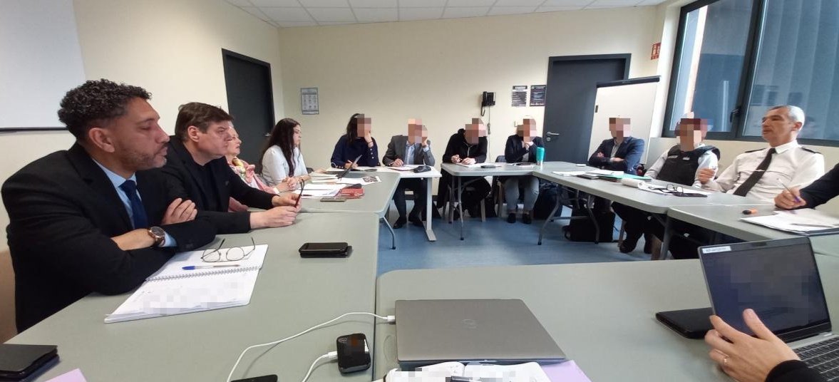 Prefet63's tweet photo. 👥️️Réunion, mardi, du Groupe Local de Traitement de la Délinquance de la Gauthière, présidée par la @procureur63, en présence notammt du directeur de cabinet du Préfet et services @ClermontFd 
➡️ Examen des problématiques locales ac les services compétents et partenaires GTLD https://t.co/QPSXTVSX27