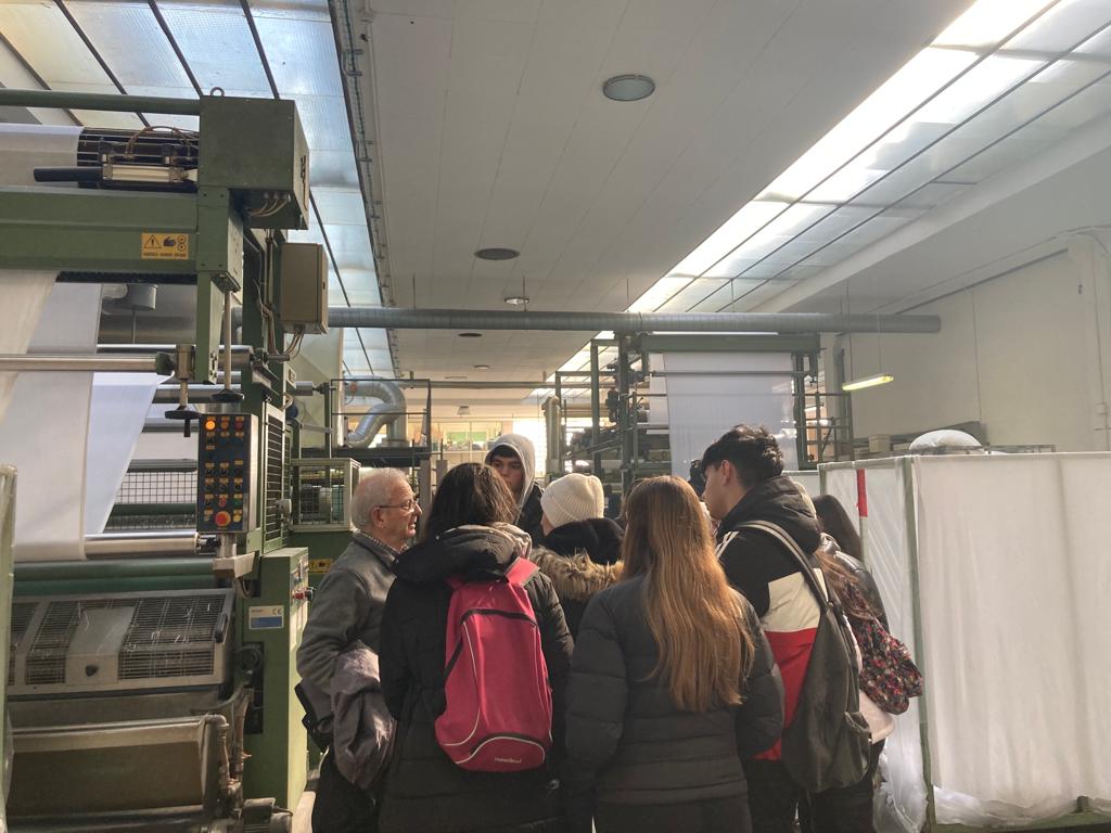 laFOEG's tweet photo. Els alumnes de 2n del Cicle de Grau Mitjà de Gestió Administrativa de l'Institut Serrallarga han visitat l'empresa Mitsa
🔹 Fent empresa des de l'escola 🔹
Amb el suport de la @DiputacioGirona
#lafoeg #fenempresadesdelescola #projecteescoles https://t.co/AiLwPcFyoI