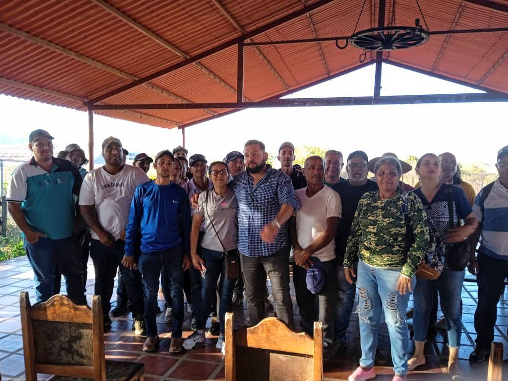 Caracasparatod2's tweet photo. El Equipo Político Socio Productivo del Partido @Caracasparatod2, en el liderazgo de Raúl Alejandro Yanez y el Dr. Lizardo Bravo, acompañan al pueblo del Estado Guárico en Asamblea Popular respaldando las Políticas Económicas del Presidente @NicolasMaduro https://t.co/QKChx2YJzp