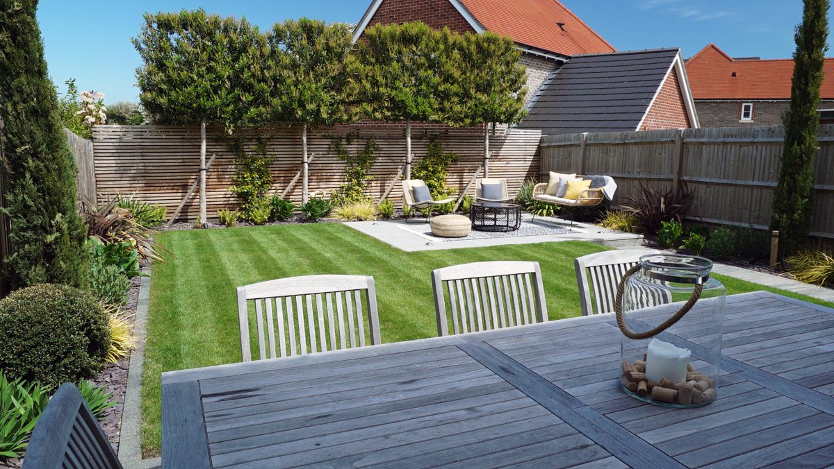 jackdunckley's tweet photo. Missing the sun? Me too. ☀️
I love this little sun trap I created in Reading. Here you can see a gorgeous spot to catch some sun, read a book, catch up with friends or chill out! I have also created privacy by using espalier-styled trees along the back fence line. 🌳

#Garden https://t.co/4FRgiMI7w4