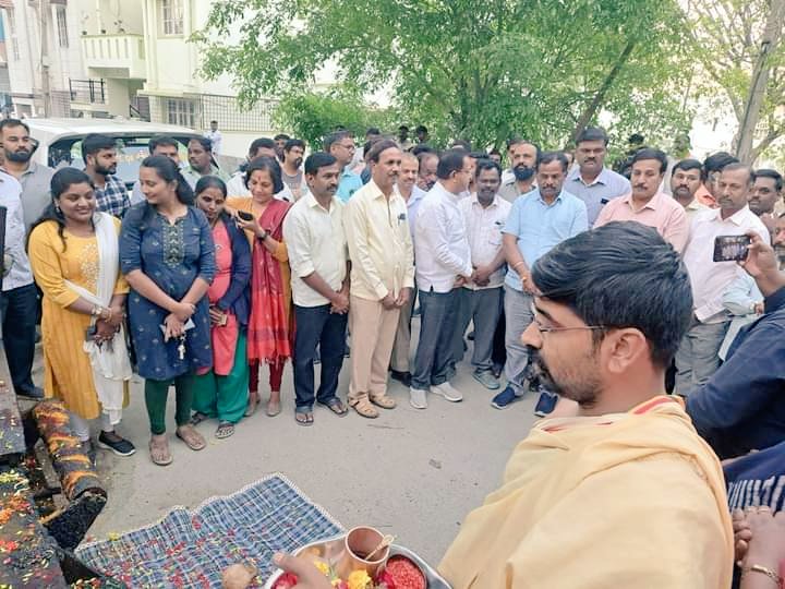 MKrishnappa_'s tweet photo. ಬೆಂಗಳೂರು ದಕ್ಷಿಣ ವಿಧಾನಸಭಾ ಕ್ಷೇತ್ರದ #ಬೇಗೂರು ವಾರ್ಡಿನ ಡೀಯೋ ಹೈಟ್ಸ್ ನ ಸಮೀಪ ಮುಖ್ಯರಸ್ತೆಗಳ ಡಾಂಬರೀಕರಣದ ಕಾಮಗಾರಿಗಳ ಪೂಜೆಯಲ್ಲಿ ಭಾಗವಹಿಸಿ ಚಾಲನೆ ನೀಡಿದೆನು.
ಈ ಸಂದರ್ಭದಲ್ಲಿ ಸ್ಥಳೀಯ ಮುಖಂಡರು, ಪದಾಧಿಕಾರಿಗಳು ಹಾಗು ಸಾರ್ವಜನಿಕರು ಉಪಸ್ಥಿತರಿದ್ದರು.
#MKrishnappa | #BangaloresouthMLA
#Beguru | #BJPYeBharavase https://t.co/1xb5zvcN6Q