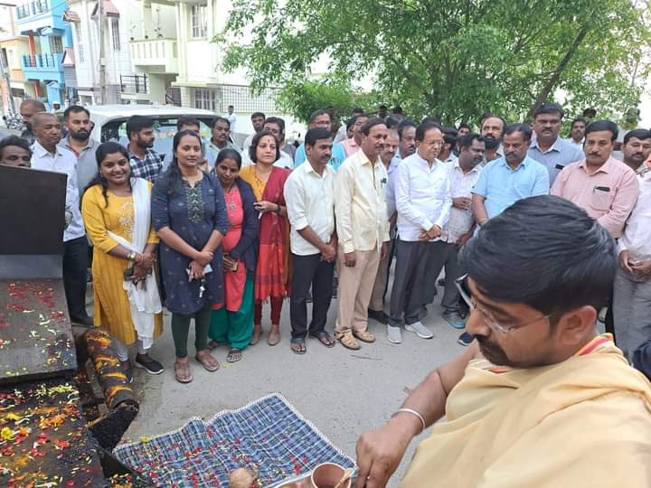 MKrishnappa_'s tweet photo. ಬೆಂಗಳೂರು ದಕ್ಷಿಣ ವಿಧಾನಸಭಾ ಕ್ಷೇತ್ರದ #ಬೇಗೂರು ವಾರ್ಡಿನ ಡೀಯೋ ಹೈಟ್ಸ್ ನ ಸಮೀಪ ಮುಖ್ಯರಸ್ತೆಗಳ ಡಾಂಬರೀಕರಣದ ಕಾಮಗಾರಿಗಳ ಪೂಜೆಯಲ್ಲಿ ಭಾಗವಹಿಸಿ ಚಾಲನೆ ನೀಡಿದೆನು.
ಈ ಸಂದರ್ಭದಲ್ಲಿ ಸ್ಥಳೀಯ ಮುಖಂಡರು, ಪದಾಧಿಕಾರಿಗಳು ಹಾಗು ಸಾರ್ವಜನಿಕರು ಉಪಸ್ಥಿತರಿದ್ದರು.
#MKrishnappa | #BangaloresouthMLA
#Beguru | #BJPYeBharavase https://t.co/1xb5zvcN6Q