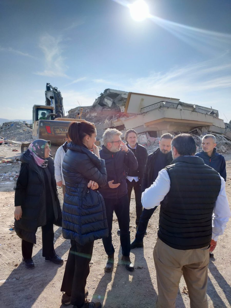 📍Kahramanmaraş’tayız.

Yaşanan büyük yıkımın ardından bölgenin hızla toparlanması ve yaraların sarılması için sahada bulunan herkes tüm imkanlarıyla elinden gelenin en iyisini yapıyor.
Bu zorlu günleri birlik ve dayanışma içerisinde atlatacağız.