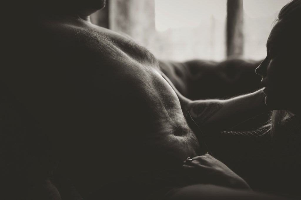 BellaRosaPhoto's tweet photo. Starting your Thursday off right 🔥 #blackandwhitephotography #couples #couplessession #boudoir #boudoirphotography #boudoirphotographer https://t.co/nQZRwFBVZK