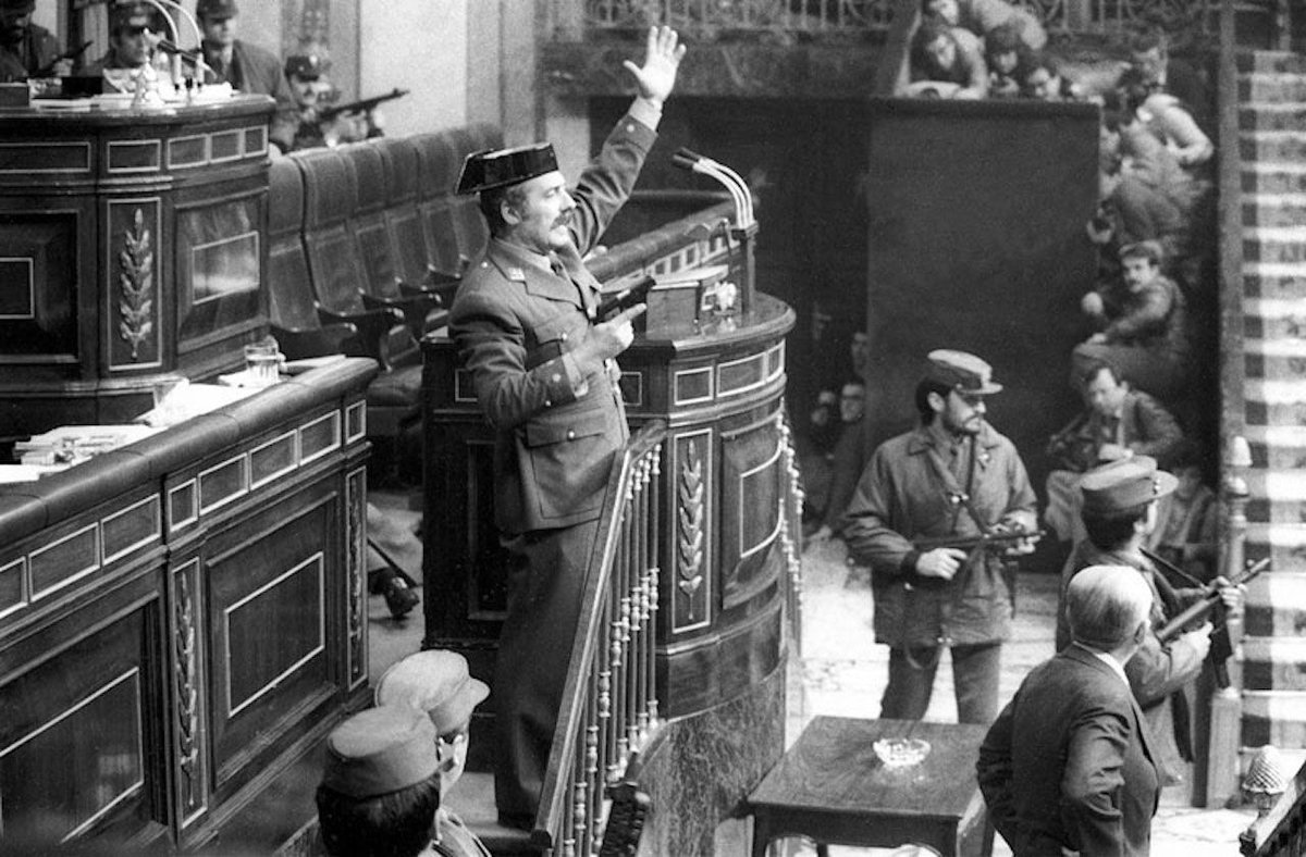 HistoryMttrs's tweet photo. 🇪🇦 #Hoy #23febr #España #Historia
Lunes, 23 de febrero de 1981, efectivos de la Guardia Civil ocupan el Parlemento español en Madrid.
Militares controlan las calles de Valencia.
Pero el golpe fracasa el 24 de Febrero, por falta de apoyo.
#23F #GolpeDeEstado https://t.co/tI15d5Weew