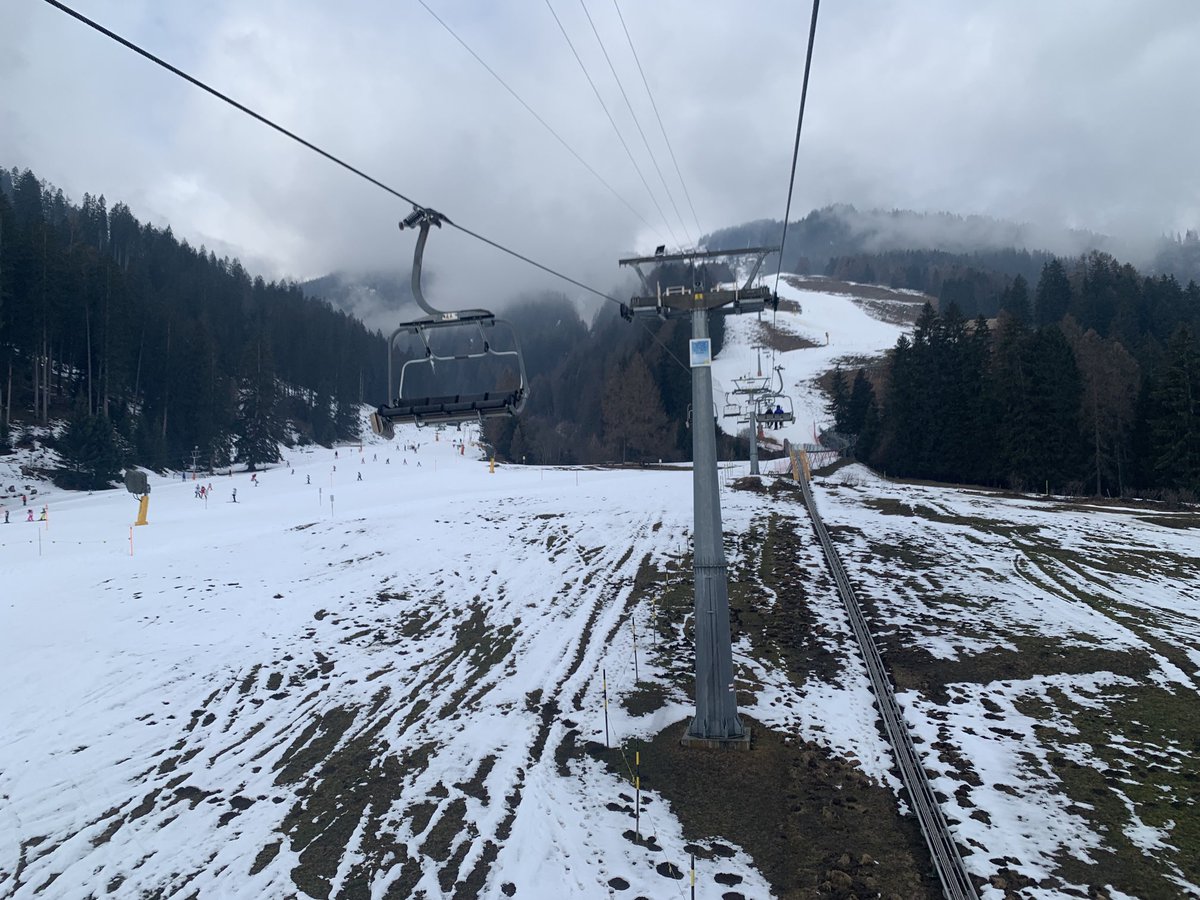 Pradaschier, Churwalden (ca 1300m). Linke Bildhälfte mit Schneekanone, rechts ohne. Hat das Zukunft? #Klimawandel #Trockenheit ⁦<a href="/meteoschweiz/">MeteoSchweiz</a>⁩