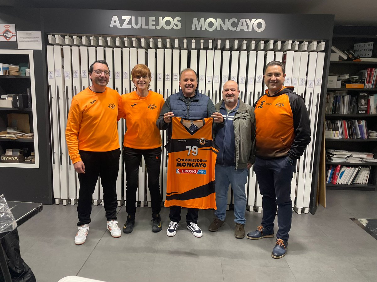 Ayer visitamos <a href="/AzulejosMoncayo/">Azulejos Moncayo</a> para hacerle entrega de una placa y una camiseta agradeciendo su apoyo que tan importante es para un Club como el nuestro, ¡gracias Roland! Esperamos caminar juntos mucho tiempo.

#CdAnfora #Cuarte #Baloncesto