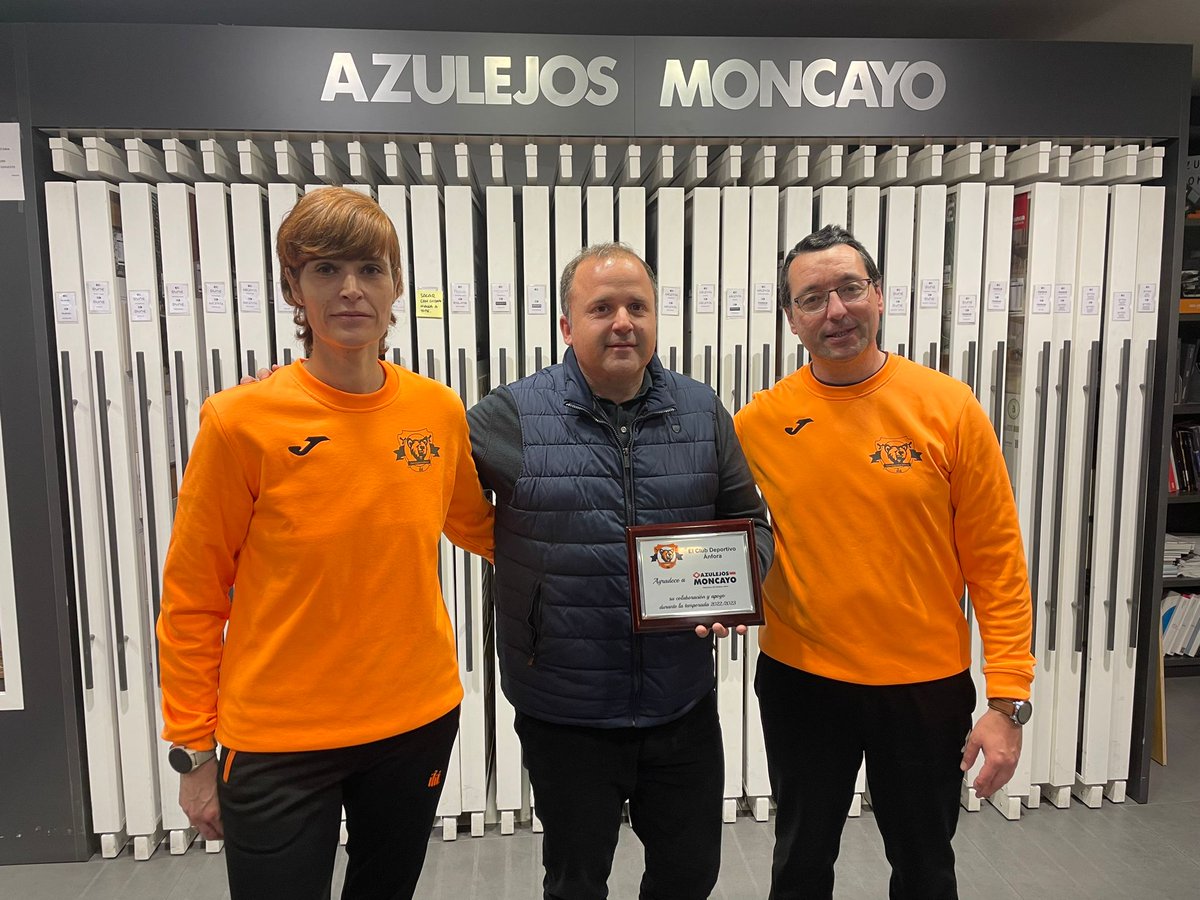CdAnfora's tweet photo. Ayer visitamos @AzulejosMoncayo para hacerle entrega de una placa y una camiseta agradeciendo su apoyo que tan importante es para un Club como el nuestro, ¡gracias Roland! Esperamos caminar juntos mucho tiempo.

#CdAnfora #Cuarte #Baloncesto https://t.co/aX8ISyYZTr