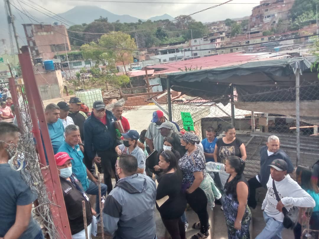 PolisucreOficia's tweet photo. #23Feb2023 | Cumpliendo instrucciones del ciudadano Alcalde @JoseVRangelA Equipo multidisciplinario adscritos a @lAlcaldiasucre realizan dispositivo especial para recuperación de espacios público en el distribuidor Baloa garantizando la movilidad y seguridad de transeúntes. https://t.co/Kh46nAWhj5