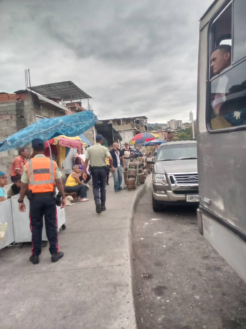 PolisucreOficia's tweet photo. #23Feb2023 | Cumpliendo instrucciones del ciudadano Alcalde @JoseVRangelA Equipo multidisciplinario adscritos a @lAlcaldiasucre realizan dispositivo especial para recuperación de espacios público en el distribuidor Baloa garantizando la movilidad y seguridad de transeúntes. https://t.co/Kh46nAWhj5