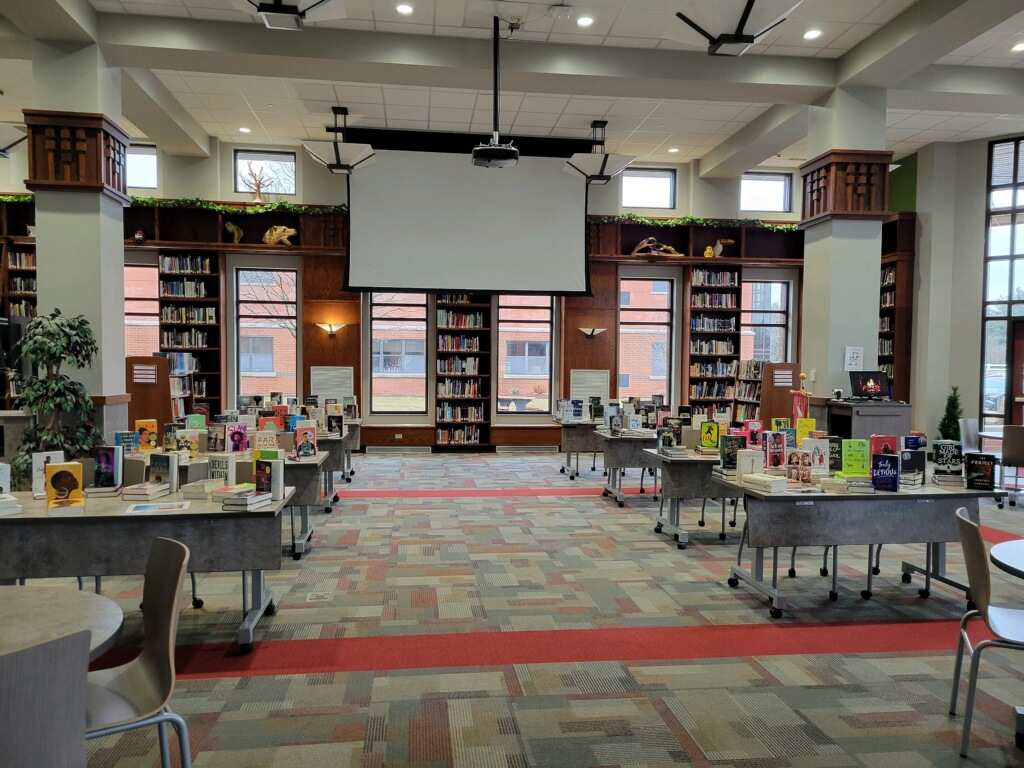 YHSCommArts's tweet photo. Mrs. Brueck goes the extra mile to connect students to books. Today's Creative Writing Book Talk is an engaging and productive experience for everyone participating. https://t.co/to51KpXX1S