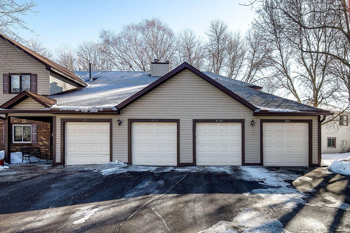 chrissiverhus's tweet photo. New Listing! $219,750.00, 2BR, 2BA, 4320 Buckingham Court 1708, Vadnais Heights, MN 55127, Full Details https://t.co/sR2Az3tSB1 https://t.co/eCHsVJBORu