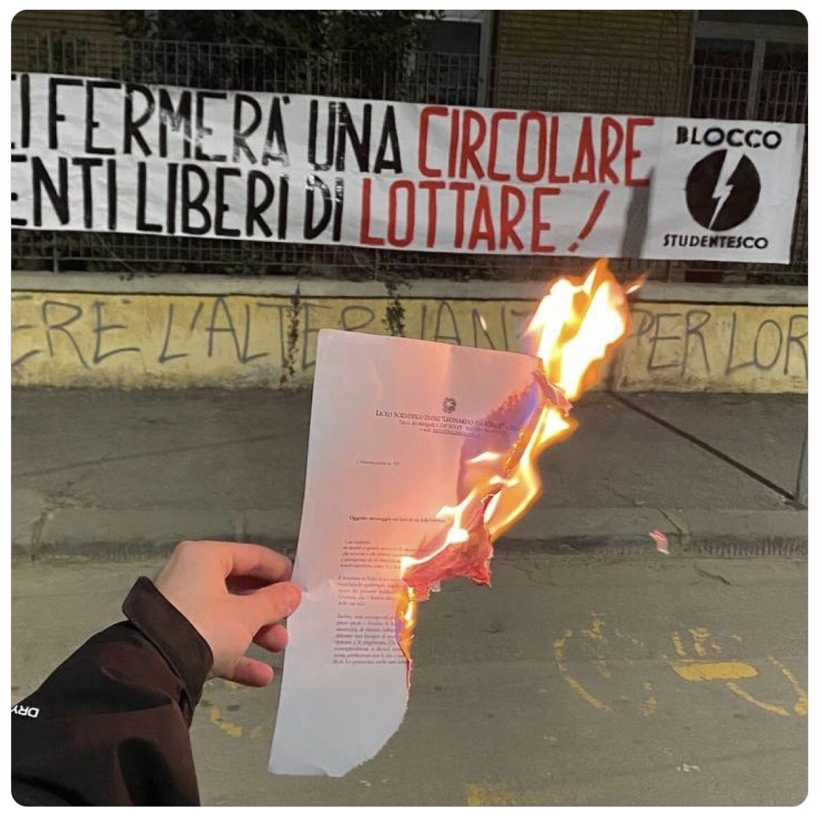 ⚫️La situazione è grave, inquietante, pericolosa.
Una associazione giovanile di estrema destra ha bruciato davanti al suo liceo la bella lettera della Preside sull’assalto squadrista a Firenze.
Su questo nulla da dire Ministro Valditara, Ministro Piantedosi, Presidente Meloni?🤔