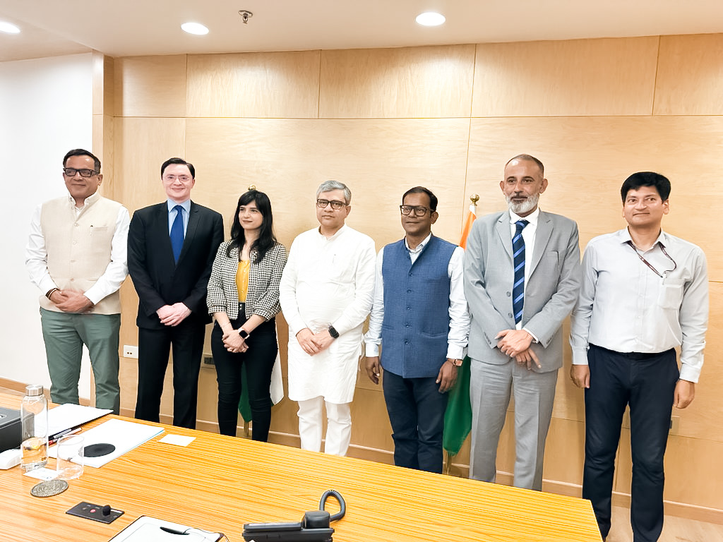 ITI_TechTweets's tweet photo. ITI is leading the effort to boost hardware manufacturing in India. Today, ITI’s @kumar_deep joined industry reps from @HPE_India, @DellTechIndia, and @HPIndia and discussed upcoming production efforts with @GoI_MeitY's @AshwiniVaishnaw. https://t.co/EGtySUxEiq