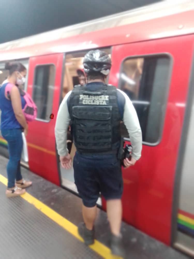 PolisucreOficia's tweet photo. #23Feb2023 | Nuestros funcionarios realizan presencia y recorrido permanente en las distintas Estaciones del Sistema Metro del Gran Municipio Sucre garantizando la seguridad de usuarios y trabajadores @metro_caracas
#ServirYProtegerPMS https://t.co/Ue6ep2wQN9