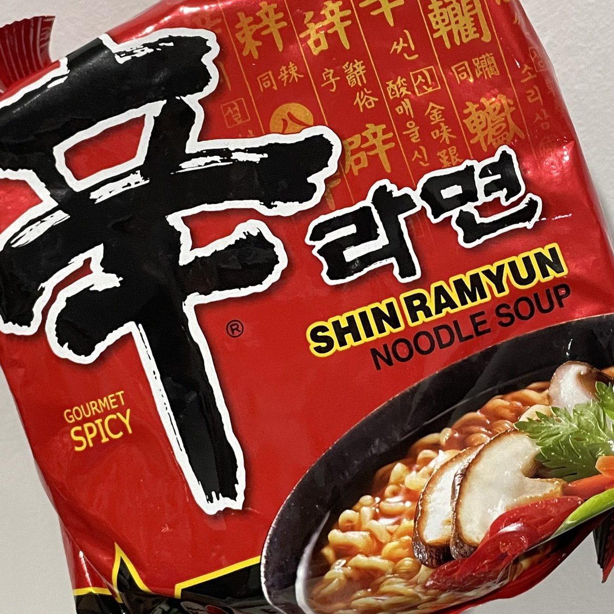 ชินรามยอนมื้อดึกคือที่สุดละ อร่อยมากกก แสงออกปากยิ่งตอกไข่ใส่ ต้มเส้นหนึบๆ น้ำไม่ต้องเยอะมาก + กิมจิ คือนัว อร่อยแบบไม่มีแต่ โคตรรักเลย ซองนึงคือเยอะ กินจนจุก อร่อยชิบหาย