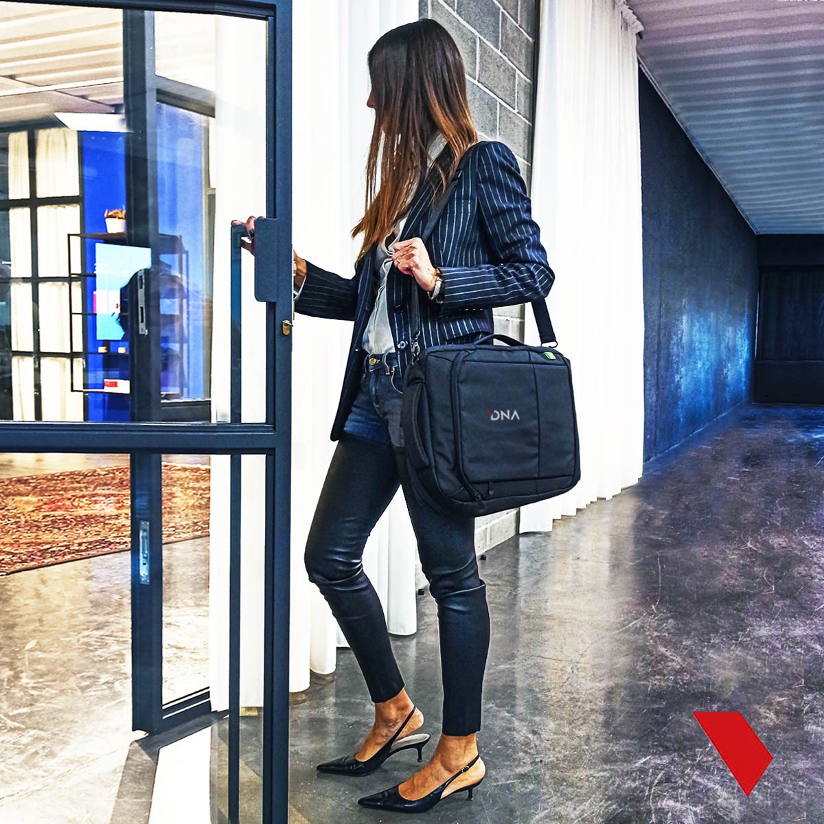 dnagiftandwear's tweet photo. 5 caratteristiche che deve avere il tuo zaino aziendale:
1. Pratico.
Hai mai provato a portare il tuo zaino a tracolla?
Scopri come nel link al primo commento.
#zaino #business #pratico https://t.co/ZuYw5E6kKu