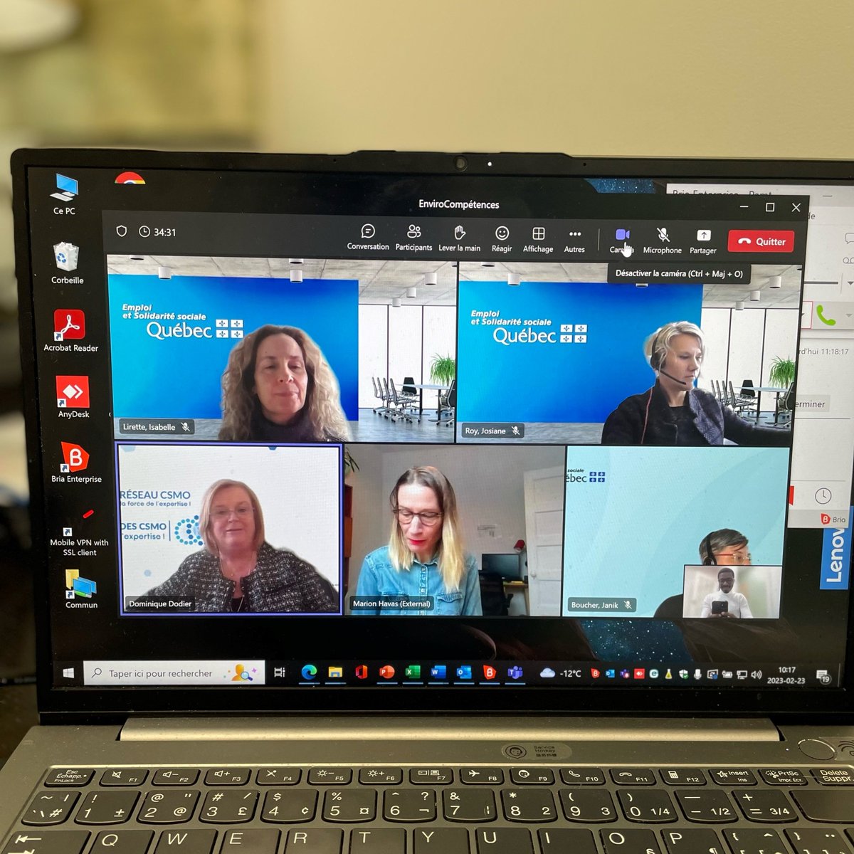Enviro_Com's tweet photo. EN DIRECT 🔴
Dominique Dodier B.A. CRIA notre Directrice Générale présente les différents champs d'expertises d'EnviroCompétences et le PAMT à la tournée régionale virtuelle des #CSMO #Montérégie. https://t.co/wh1uWTRMM8