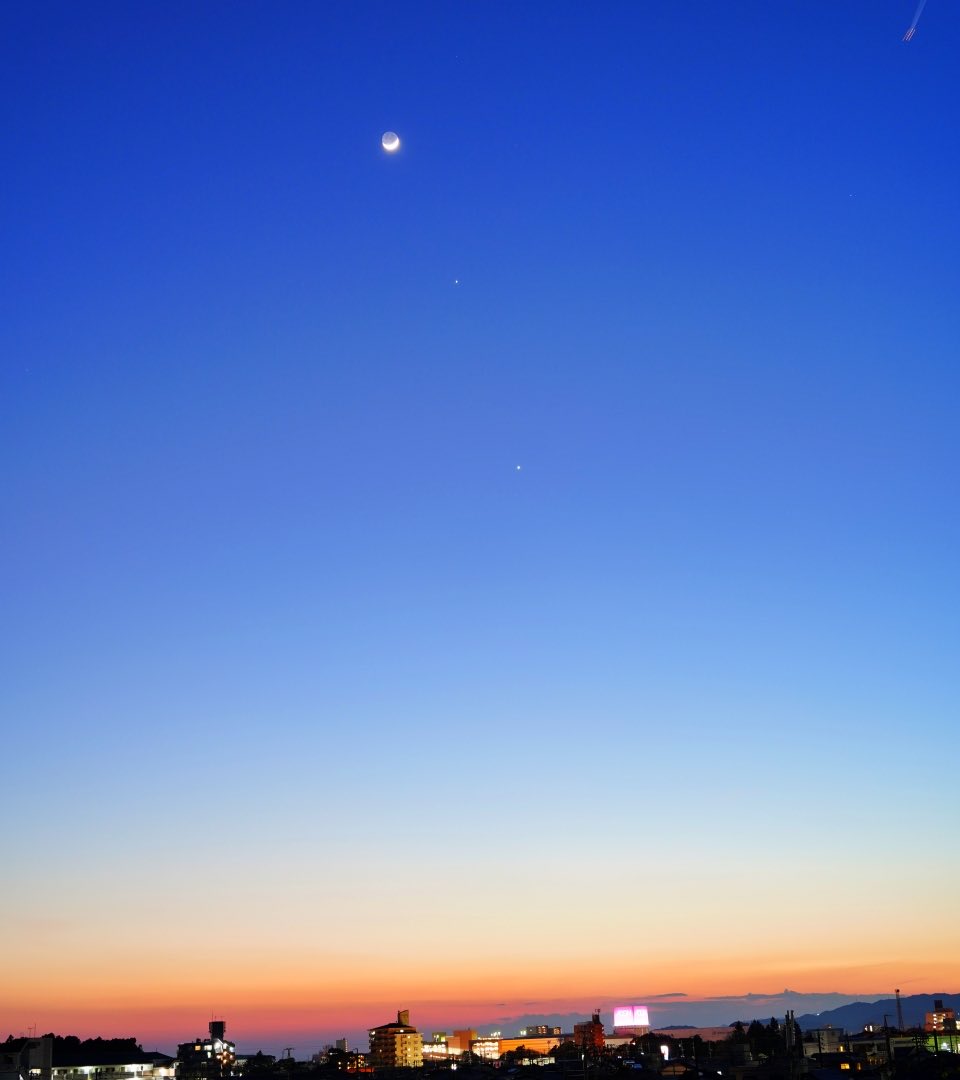 yaoki39's tweet photo. 月、木星、金星 20230223

昨日はカッコ良い並びだったらしい
知らなかった、、 https://t.co/escTvqxhps