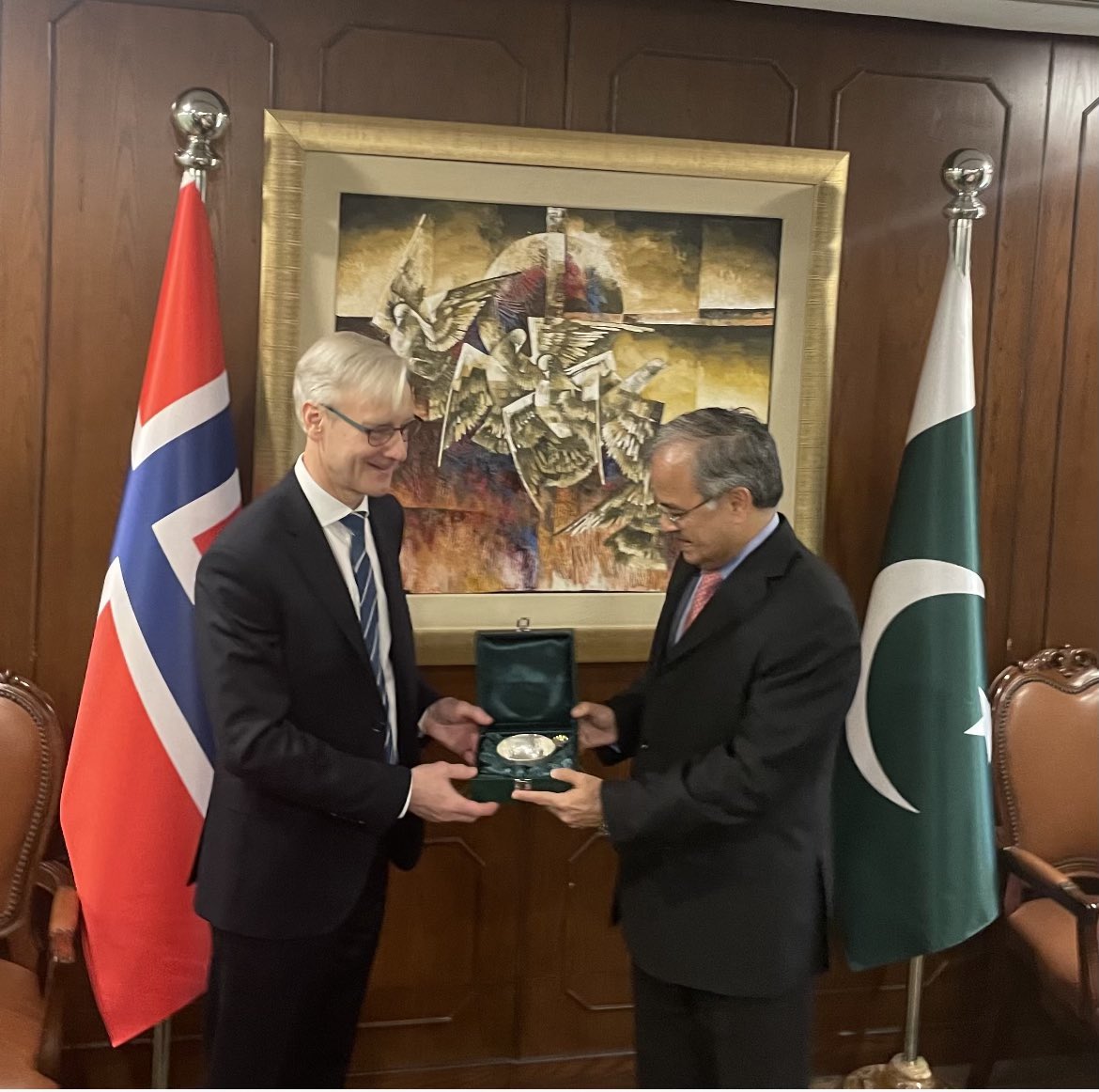 Great to meet with Foreign Secretary <a href="/asadmk17/">Asad M. Khan</a> in #Islamabad last week! Confirmed our very good bilateral relationship based on our important people-to-people ties and areas for continued close cooperation and open and in-depth dialogue between 🇳🇴 and 🇵🇰