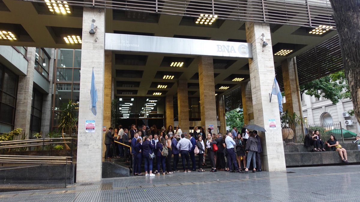 BancariaTucuman's tweet photo. PARO BANCARIO CON ACATAMIENTO TOTAL EN TODOS LOS BANCOS DE LA PROVINCIA

En #Tucumán los bancarios y bancarias paramos por nuestros salarios. https://t.co/FjGjMNjLtA