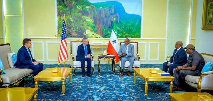 zatawa2's tweet photo. ๐บ๐ธ Deputy Ambassador @TimTrenkle had a mtg with Somaliland president @musebiihi with Minister of lnformation #Koore & Foreign Minister #Kayd.
๐บ๐ธ is supporting the cease-fire to end hostilities in Las-Anod, @Somaliland. Strengthening ๐บ๐ธ Somaliland Partnership was also discussed. https://t.co/YrkxGJaX9r