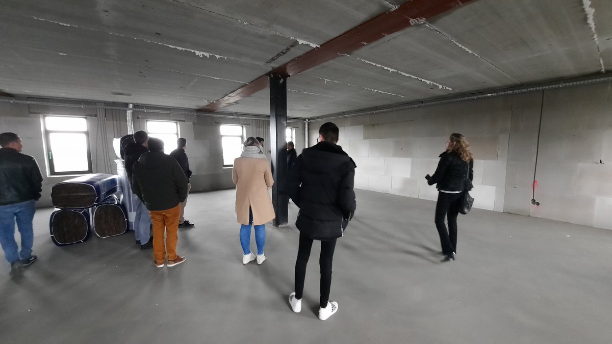 Sliedrecht24's tweet photo. Internetbureau AddVision neemt later dit jaar zijn intrek in een nieuw kantoorgebouw op het bedrijventerrein Stationspark. Donderdagmiddag werd in het pand het hoogste punt met het personeel gevierd. (Foto's Peter Donk / Sliedrecht24) #Tweetbijartikel #onlinekrantSliedrecht24 https://t.co/T3BPMdECiM