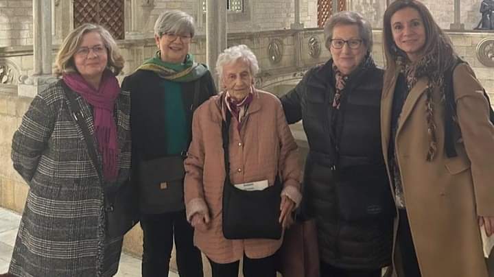 euit_terrassa's tweet photo. En un dia històric per la Teràpia Ocupacional, volem donar l'enhorabona a l'Ana Forns per la distinció i a totes les companyes i terapeutes que fan visible la professió. 💚
#euit #someuit #TeràpiaOcupacional #socTO #aiòésTO #TOsuma https://t.co/mvIWcMybSe
