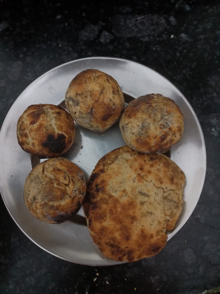 hdkanskar's tweet photo. Made by my sweet bhabhi ji #Litti chokha in villageकिसी को बनाना है दीवाना तो लिट्टी चोखा।
किसी को देखना चाहते है मुस्कुराना तो लिट्टी चोखा।
मुंह के रास्ते दिल का बेजोड़ फ़साना लिट्टी चोखा। https://t.co/NsUGd5eYsS