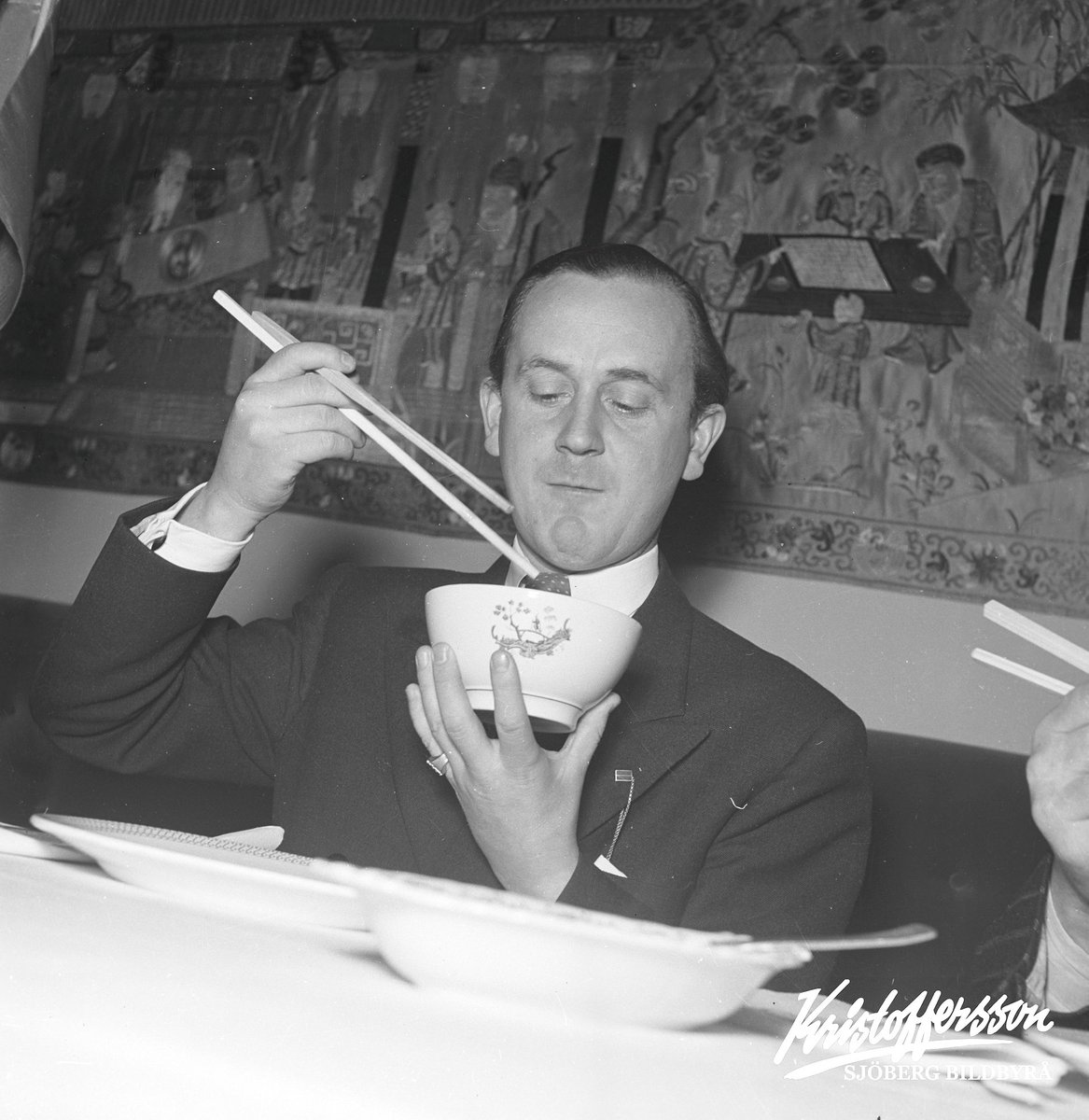 Sjobergbild's tweet photo. Den 23 februari 1944 var det första gången kinamat serverades på en svensk restaurang. Marguerite Viby, Åke Söderblom, Dagmar Olsson, Thor Modéen syns ivriga att lära sig ätpinnarnas ädla konst.
Det hände på Berns i Stockholm.
#mat #idag #premiär #40talet #restaurang #Sverige https://t.co/yHP6QFSpPp