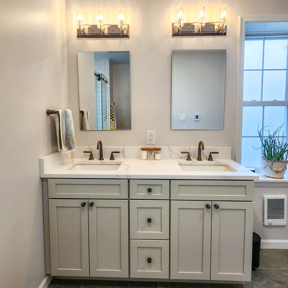 We were able to give our client some more room to roam in their newly remodeled bathroom! This beautiful at-home oasis will make you want to have a spa day everyday 🤗

Designer: Julia Foley x.com/messages/compo…