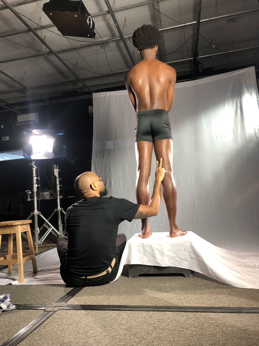 brunooborgges's tweet photo. Pessoal, humildade total aqui, com todas as boas intenções, venho mostrar a idéia de escrever um livro de  Anatomia Palpatória, pelo preto, pensado por outro preto, com a ajuda de várias pessoas boas🙏🏾. https://t.co/Gpg4JznYte
