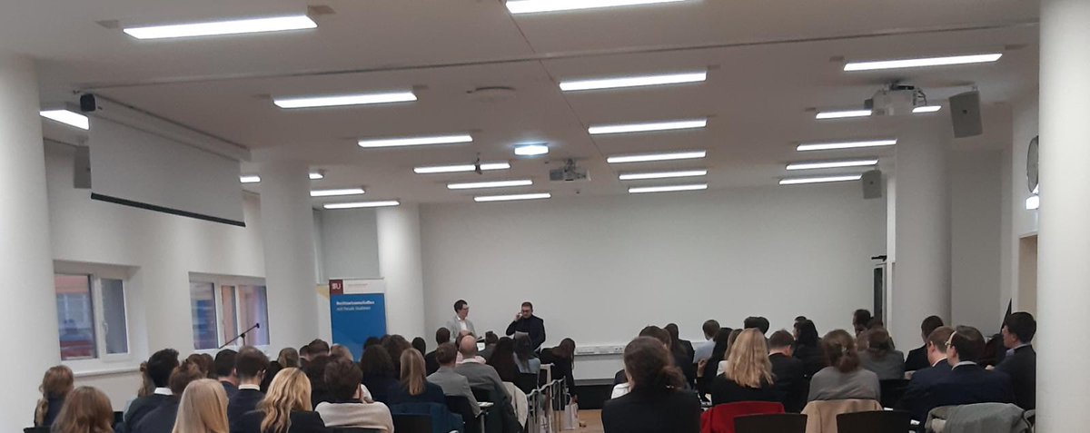 Eine anregende Diskussion auch mit Raphael Dummermuth nach seinem Vortrag zur Auslegung des #LugÜ <a href="/FreudSfu/">Sigmund Freud PrivatUniversität Wien</a>  #YoungPIL23
#IPRNachwuchs