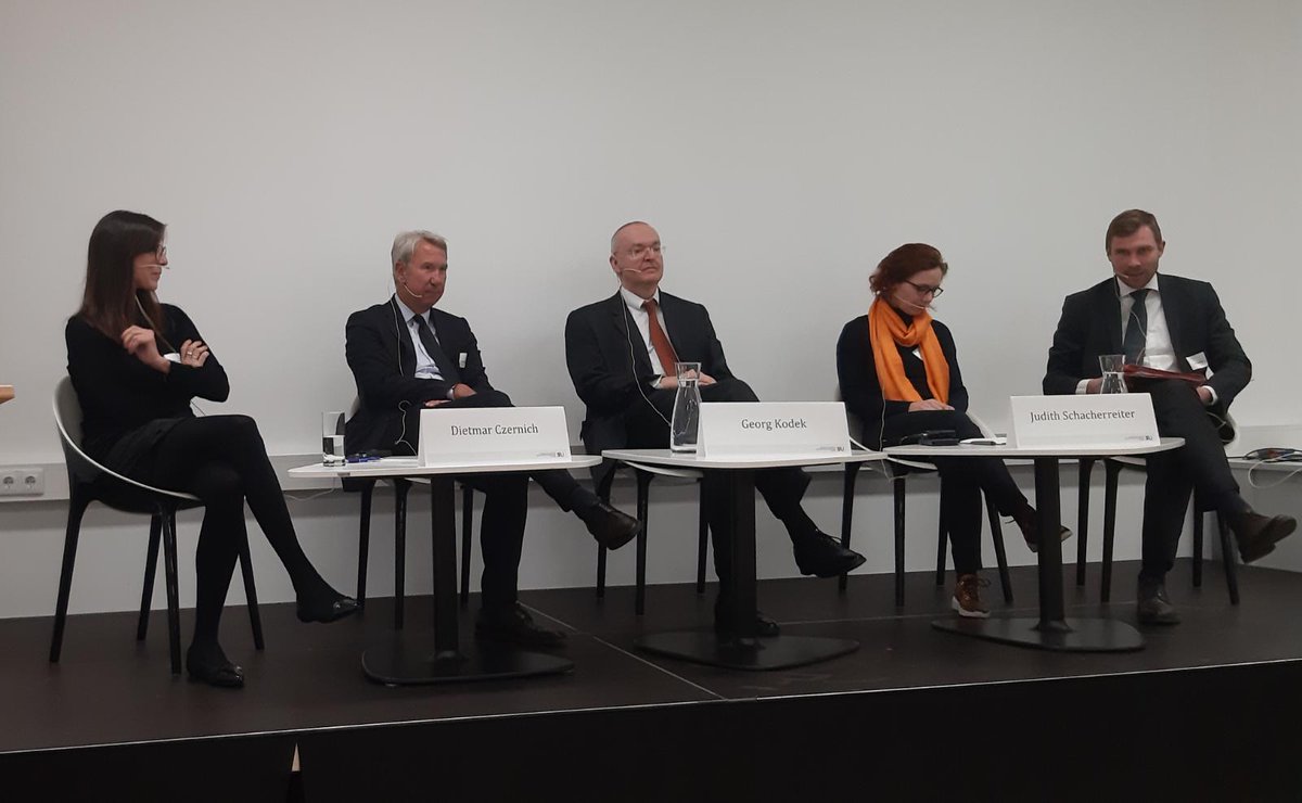 Einblicke in den praktischen Umgang mit dem Fremden gibt es in der Podiumsdiskussion mit  Dietmar Czernich, Georg Kodek und Judith Schacherreiter, moderiert von Florian Heindler <a href="/FreudSfu/">Sigmund Freud PrivatUniversität Wien</a> und <a href="/BeKonRen/">Bettina Rentsch @bekonren.bsky.social</a> <a href="/FU_Berlin/">Freie Universität</a> #YoungPIL23 #IPRNachwuchs