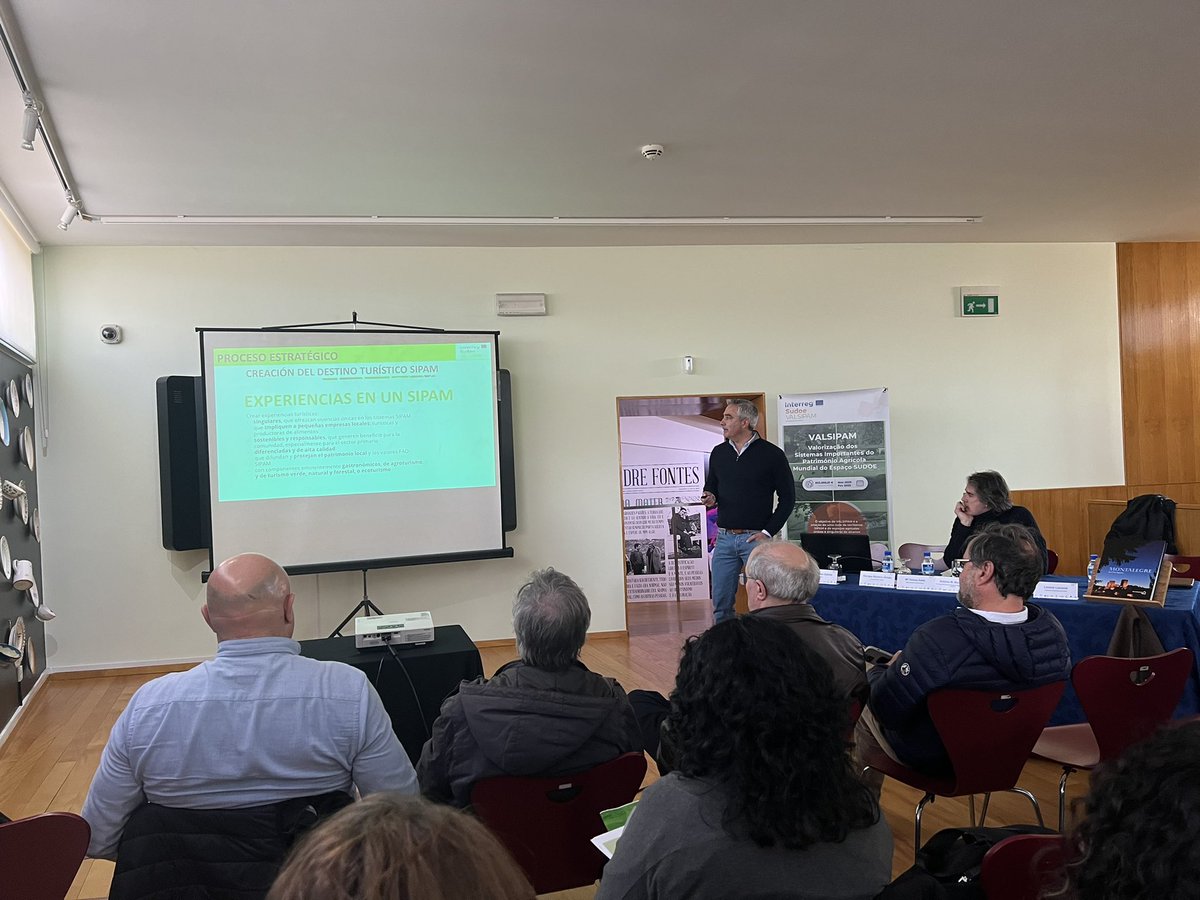 Julio Campos de <a href="/andanatura/">Fundación Andanatura</a> presenta la Estrategia Transnacional de Gestión y Valorización Turística de los #SIPAM dentro del proyecto #VALSIPAM #giahs #agriculturalheritage #sustainabletourism <a href="/FAOclimate/">FAO Climate Change & Biodiversity</a> @Sudoe5 <a href="/AgapaSipam/">Secretaría SIPAM AGAPA</a> <a href="/AgriculturAnd/">Consejería AgriPesca</a>