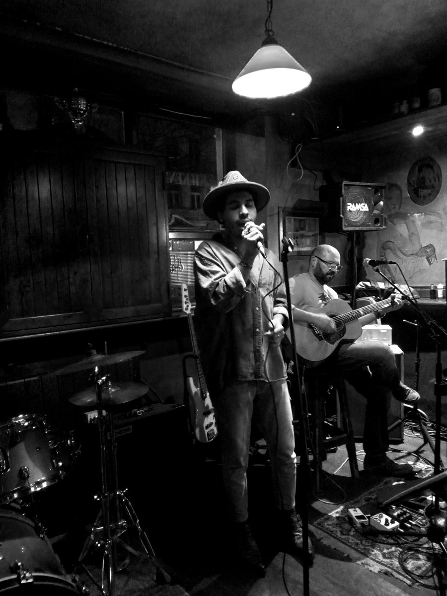 SebastienneL's tweet photo. My Swedish mate Pascal's velvety rendition of "Shallow" last night in the Irish pub 🥰 💕
#Shallow #LadyGaga #Nimes #BradleyCooper #Gard #AStarIsBorn #OFlahertys
#livemusic #Musique https://t.co/ckUWTFylzU
