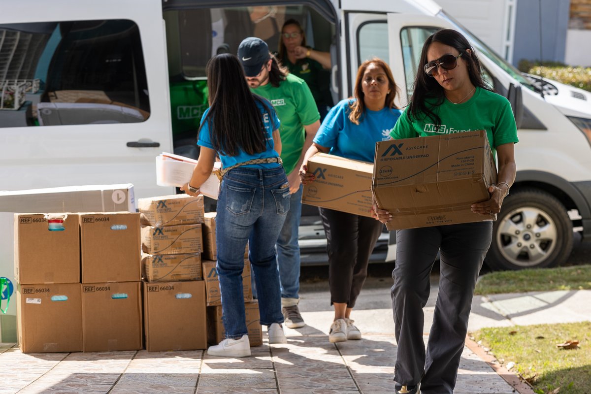 MCSHealthCares's tweet photo. Los voluntarios de @MCSPuertoRico, junto al equipo de @REHACEIMPR, continúan #CumpliendoPromesas. Visitaron a Villalba para entregar productos de higiene a los adultos mayores que tanto lo necesitan. ¡Qué bonito ver su compromiso para lograr un #PRSaludable! #MCSFoundation💚 https://t.co/Rzv1lrWMMn