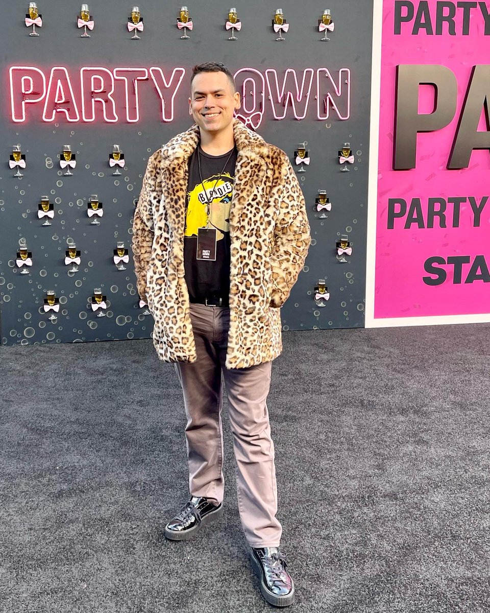 xoxo_glenn's tweet image. Did I mention I also happened to be covering the @PartyDownSTARZ S3 premiere and got to celebrate the party that is life with some people I have admired for years? 🖤 #AreWeHavingFunYet @janemarielynch @MeganMullally