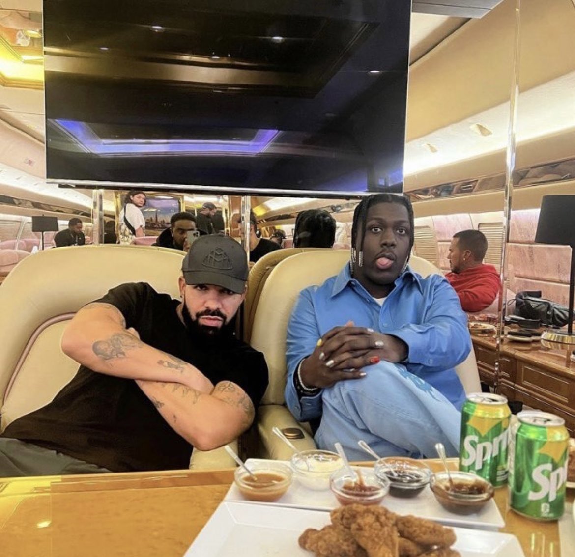 DailyRapFacts's tweet photo. Drake says he’s starting to think of ending his music career! 👀 

“I feel like I’m kinda introducing the concept in my mind of a graceful exit”

This is from a clip of an upcoming interview he did with Lil Yachty that will be released soon https://t.co/zNXw0u0fVz