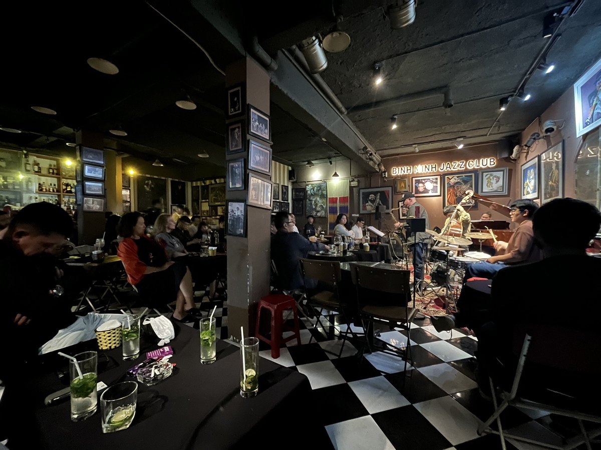 I_S_Okayama's tweet photo. Hanoi視察のひとコマ。
国民の平均年齢31歳という若さと共に、さまざまな芸術文化も活気付いています。
昼間の雑踏から一転してまったりとしたひととき。
日常に音楽のある豊かさを感じています。
街の疲れを癒す場。明日の活気を支える場。
#Hanoi
#Jazz
#desighthinking https://t.co/mxhZ97RFk9