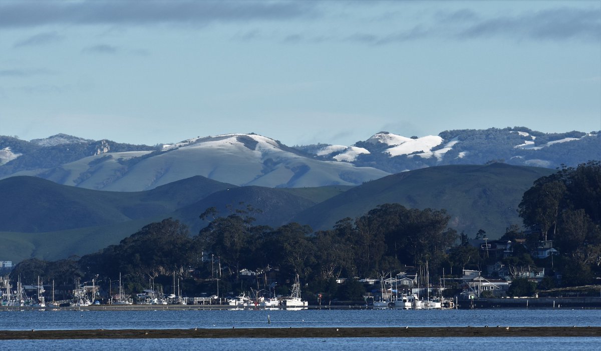 PGE_John's tweet photo. I got some rare images of snow on the Santa Lucia mountains behind Morro Bay this morning. #CAwx @VisitCA https://t.co/kJ2EDY3uPr