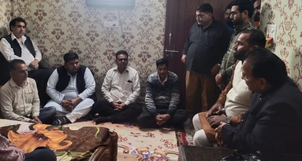 AjaybhattBJP4UK's tweet photo. आज उधम सिंह नगर जिले के अंतर्गत किच्छा मे श्री विपिन जल्होत्रा जी की भाभी का देहांत होने पर उनके आवास में पहुंचकर शोक संवेदना व्यक्त की। https://t.co/4gGjvDrFsm