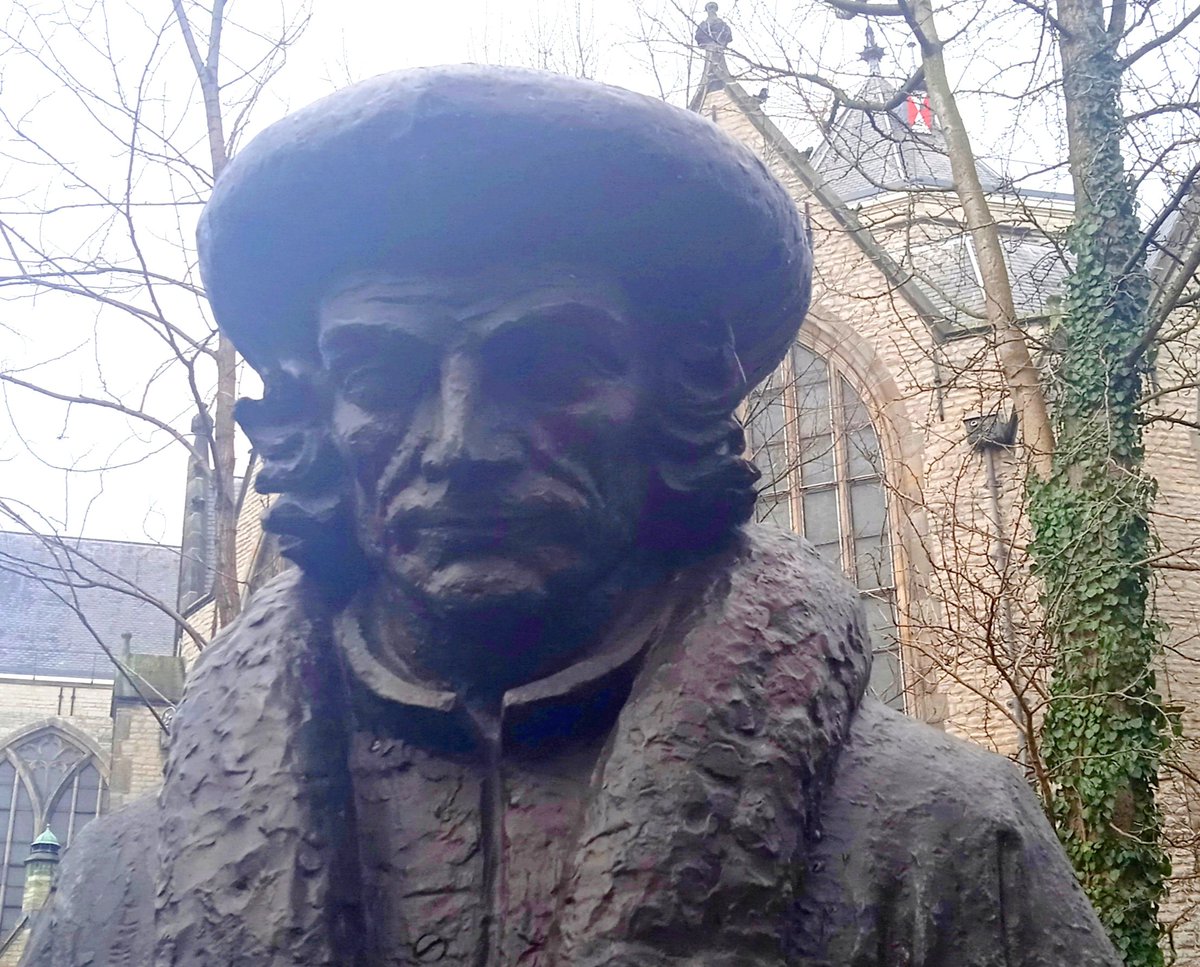 En #Gouda, busto de Desiderio Erasmo de Rotterdam en las inmediaciones de <a href="/SintJanskerk/">Sint-Janskerk Gouda</a>, donde su padre era sacerdote. 

"El que conoce el arte de vivir consigo mismo, ignora el aburrimiento"