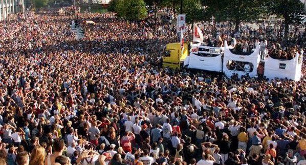 JFGuyot's tweet image. #RSVP
Vitrine des musiques électroniques, la @TechnoParade fêtera ses 25 ans avec une édition historique le 23/9 pour célébrer son engagement en faveur d’une meilleure reconnaissance de la culture électro. Depuis 1998, plus de 7 millions de participants! 
@Technopol @AFPphoto