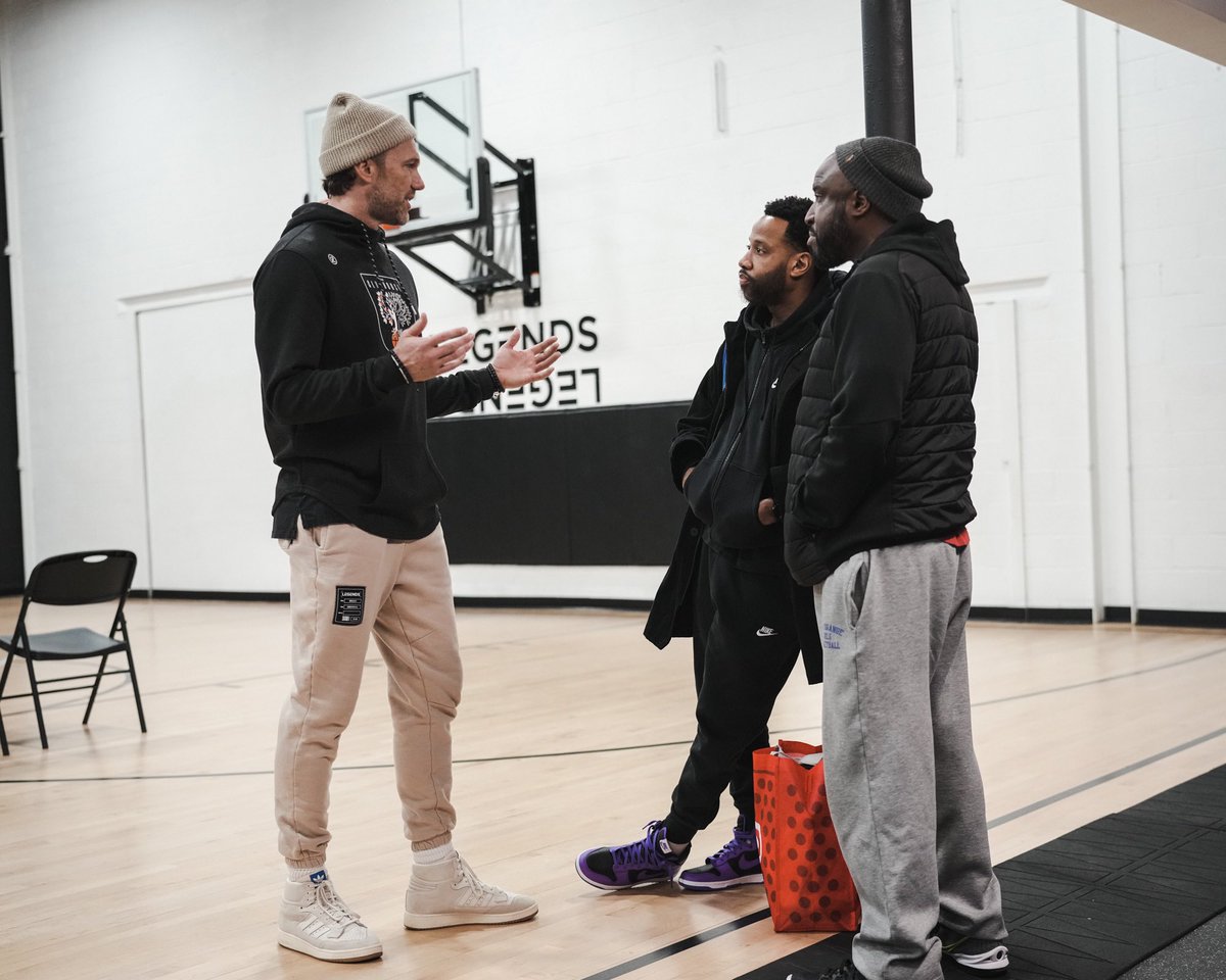 JEHHMemFund's tweet photo. Proud and honored to have JEHH sponsor a recent @Lead_Em_Up event. I got the chance to reinforce the need to Finish Strong to our next generation of basketball players. #TBT #JEHHMemorialFund #Letslead #CoachHarrington https://t.co/1ZCtL5FVlG