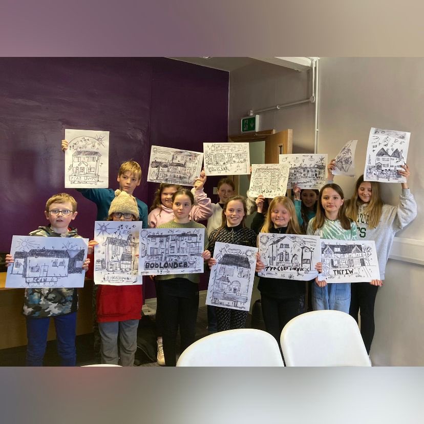 UrddConwy's tweet image. Diolch yn fawr i Cian a Beca lleartcarysbryn am ddod i gynnal gweithdy "Stickmen" gyda'r criw creadigol yma!🖼️  

Thank you to Cian and Beca for a brilliant workshop today in Llanrwst! Everyone enjoyed creating pieces of art with "Stickmen" 🖼️ 

#celf #gweithdy #gweithgareddau