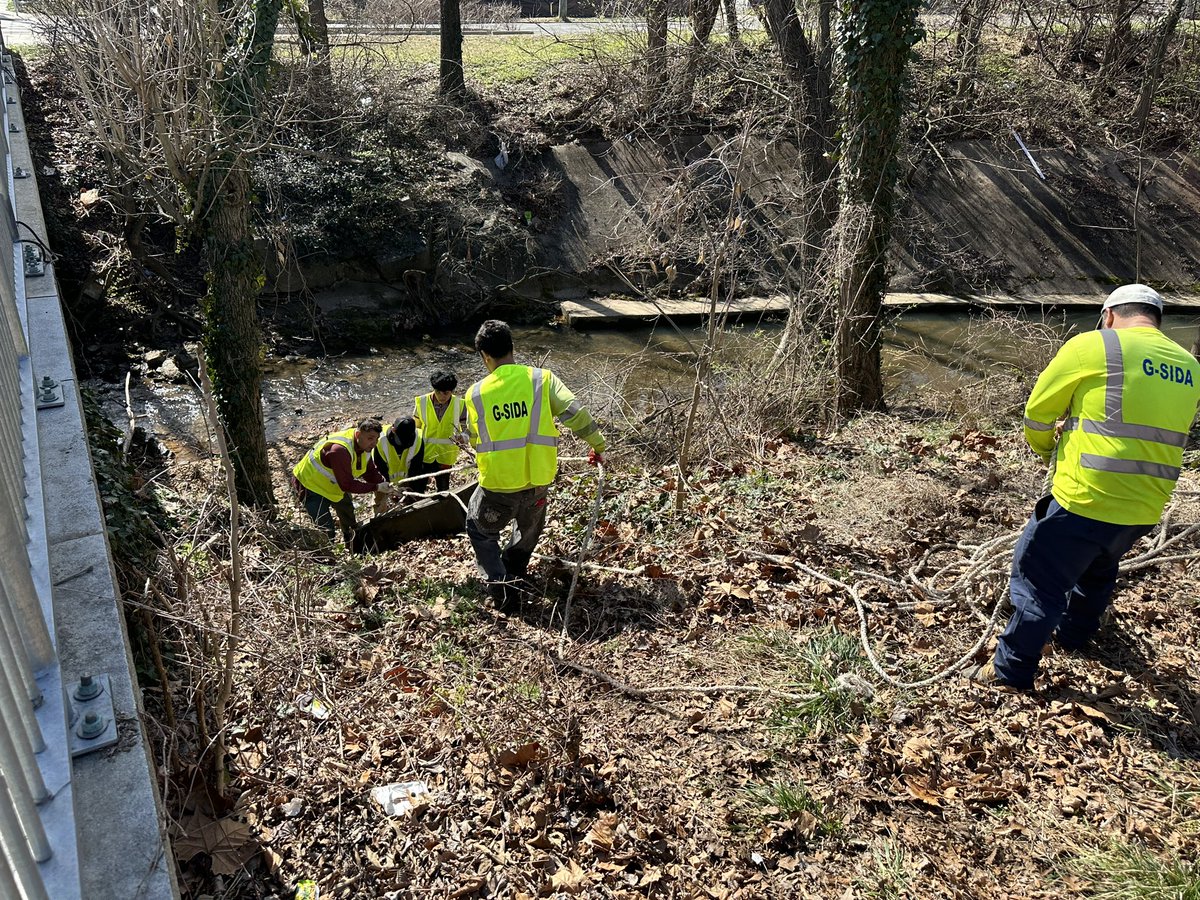 #HAPPENINGNOW ATMs are being removed from Watts Branch Creek. 

Full story tonight on <a href="/DCNewsNow/">DC News Now</a>