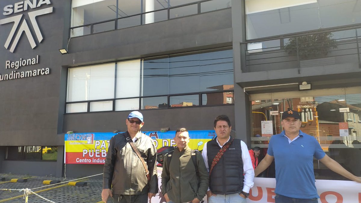 temporalesSENA's tweet photo. #ParoNacionalSENA
Compañeros de todas las regiones de Colombia, presentes en el paro nacional 23 y 24 de febrero, de @sindesenacol expresando el inconformismo de la direccion  de @SENAComunica https://t.co/SIKDZwoY3w