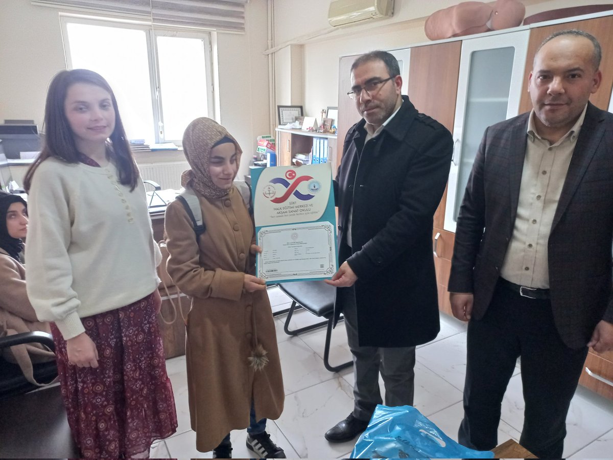 siirthem56's tweet photo. Siirt Halk Eğitimi Merkezi:
#Engelsizegitim merkezi. 

Bugün "Braille Alfabesi" ile yaptigimiz okuma yazma seviye belirleme sınavında başarılı olan kursiyerimizi tebrik ediyoruz.
@tcmeb
@ZekineDayolu 
@mebhbogm 
@dnzdp1979 
@mem_siirt 
@m_saracbatur 
@GULHANGUZEL 
@TutcanUgur https://t.co/gbgKfhl1A9